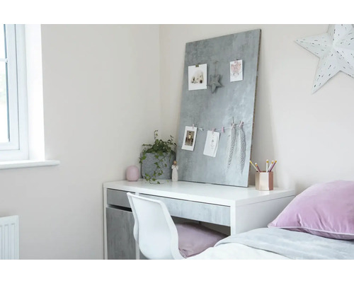 Dekoratives Zimmer mit Schreibtisch, Pinnwand und Accessoires.