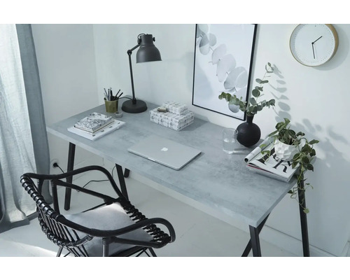 Ein heller Arbeitsplatz mit Schreibtisch, Lampe, Stuhl und Dekoration