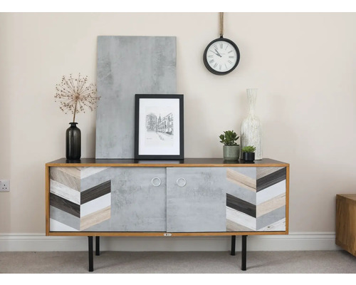 Modernes Wohnzimmer mit Sideboard, Uhr und Dekorationen für ein stilvolles Ambiente