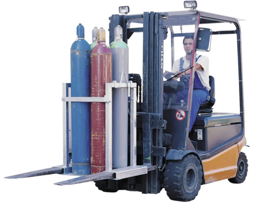 Chariot élévateur transportant des bouteilles de gaz avec une grille de protection