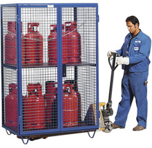 Gasflaschenschrank mit Gasflaschen und einer Person mit einem Hubwagen