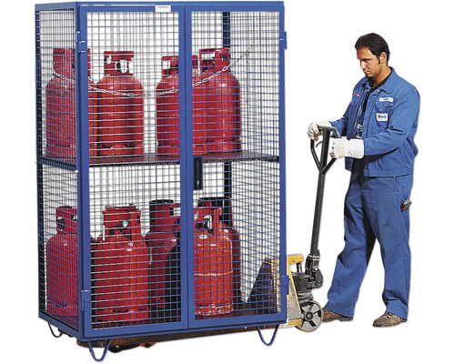 Armoire à bouteilles de gaz avec des bouteilles de gaz et une personne avec un transpalette