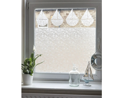Fenêtre avec film d''intimité et décoration sur le rebord de la fenêtre