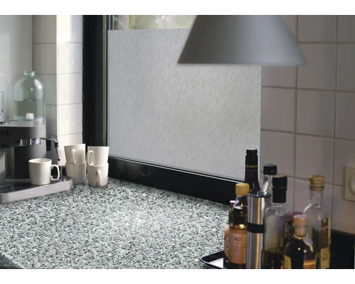 Scène de cuisine avec film de verre dépoli sur la fenêtre pour plus d''intimité