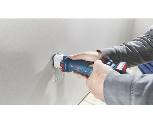 Mann verwendet eine Bosch Mauernutfräse an einer Wand