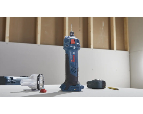 Bosch Trockenbauschrauber mit Zubehör vor Gipskartonwand