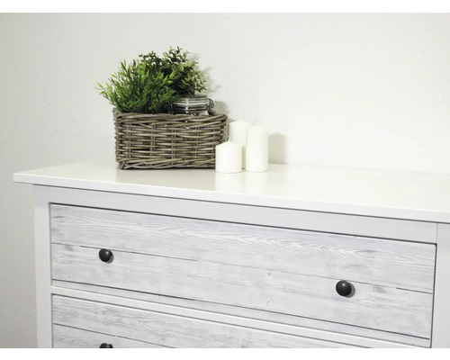 Commode avec décoration: panier avec plante, bougies