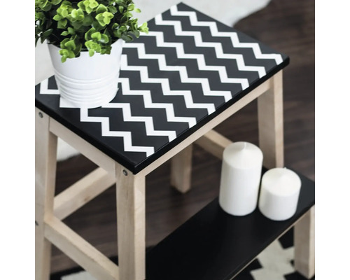 Marchepied en bois avec motif en zigzag sur la surface