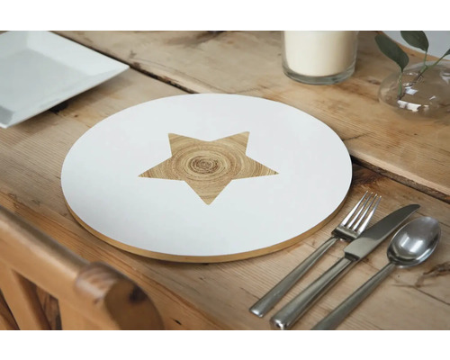 Assiette décorative avec motif étoile sur table en bois avec couverts