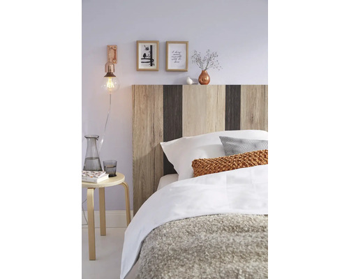 Schlafzimmer mit Holzbett und Nachttisch