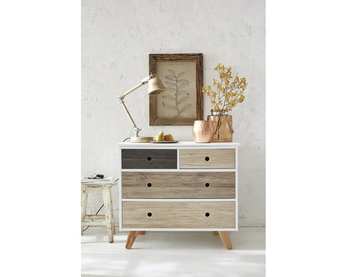 Commode avec tiroirs en bois et objets décoratifs sur le dessus