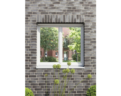 Fenster in Backsteinmauer mit Blick auf Garten