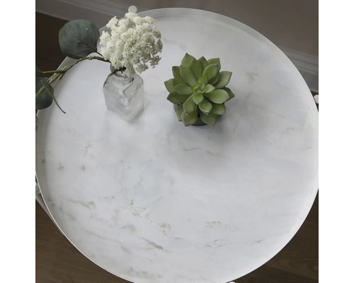 Runder Tisch mit Marmoroptik, dekoriert mit Pflanzen und einer Vase.