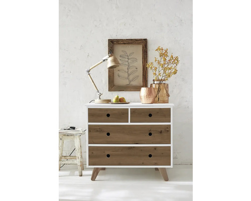 Kommode mit vier Schubladen, Dekoration, Lampe und Bild