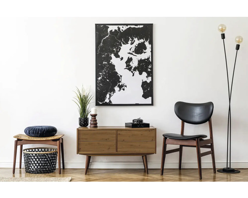 Wohnzimmer mit Kommode, Stuhl, Hocker, Stehlampe und Wandbild