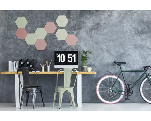 Bureau avec table, chaises, ordinateur, décoration murale et vélo
