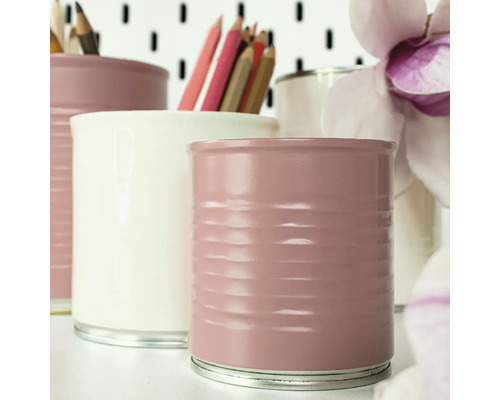 Porte-crayons décoratifs en métal de différentes couleurs.