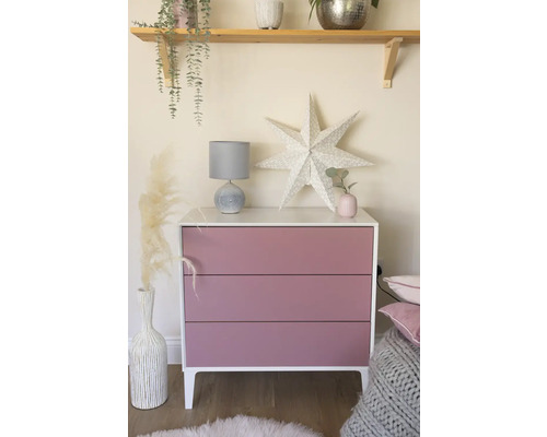 Commode avec trois tiroirs, lampe de table et décoration