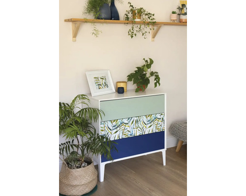 Commode avec trois tiroirs, décorations et plantes d''intérieur