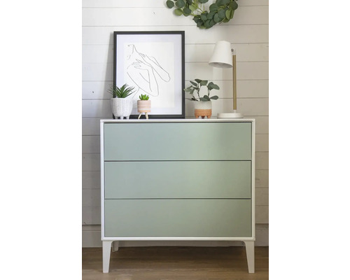 Commode à trois tiroirs, décorations, lampe et image