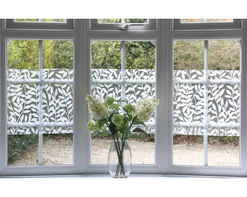 Fenêtre avec film décoratif pour fenêtre et bouquet de fleurs dans un vase