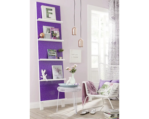 Pièce décorative avec étagère échelle, table d''appoint et fauteuil en rotin dans une ambiance lumineuse