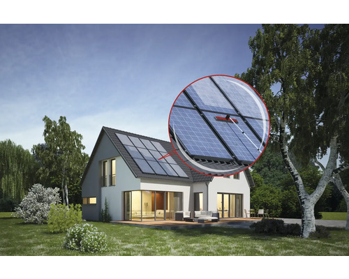 Reinigung von Solaranlagen auf einem Hausdach mit einer Bürste