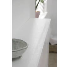 Gros plan d''une commode blanche avec un bol décoratif