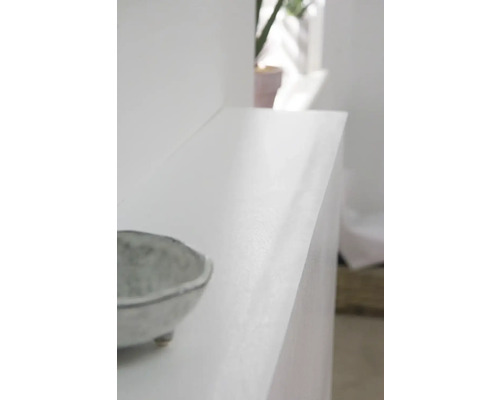 Gros plan d''une commode blanche avec un bol décoratif