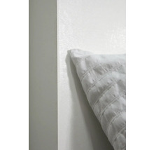 Gros plan d''un coussin décoratif blanc avec motif matelassé