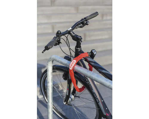 Fahrrad gesichert mit einem ABUS Kettenschloss an einem Fahrradständer.