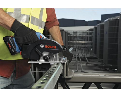 Un ouvrier utilise une scie circulaire sans fil Bosch pour couper une pièce métallique.