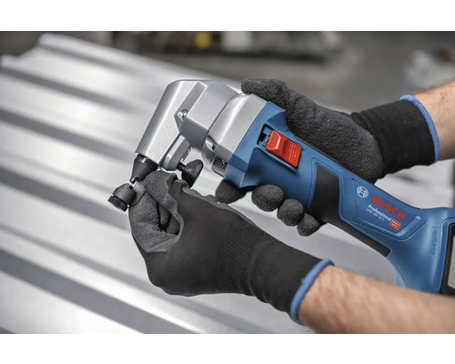 Grignoteuse sans fil Bosch en utilisation sur un toit métallique