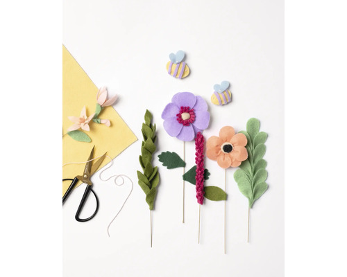 Fleurs décoratives en feutre et abeilles en feutre avec des ciseaux et du feutre jaune