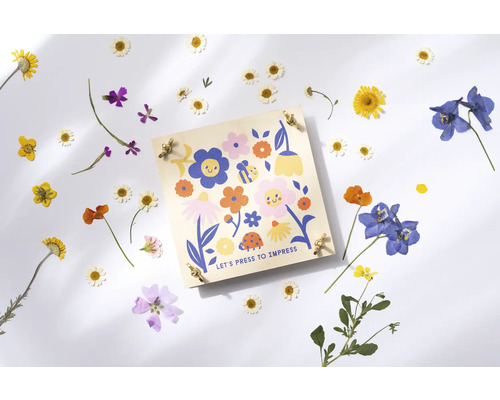 Presse à fleurs avec motif floral et fleurs séchées