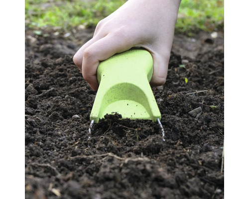 Gartenwerkzeug zum Säen in der Erde mit Hand