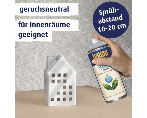 Helton Aqua Farbspraydose neben einem Hausmodell, geeignet für Innenräume, geruchsneutral, Sprühabstand 10 bis 20 Zentimeter
