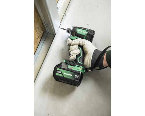 Visseuse à percussion sans fil vissant une vis dans un profilé métallique