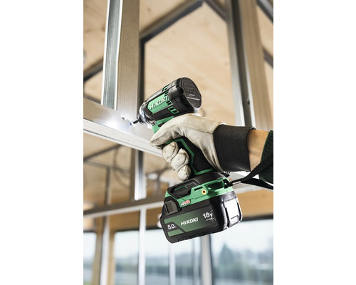 HiKoki Akku-Schlagschrauber beim Eindrehen einer Schraube in ein Metallprofil