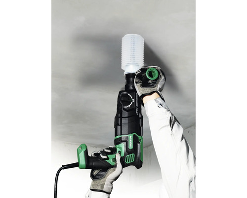 Un opérateur perce un plafond avec un perforateur de la marque Hikoki, un aspirateur à poussière étant utilisé.