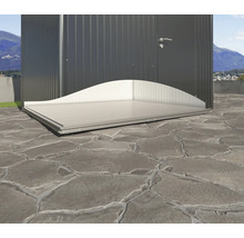 Abri de jardin métallique avec plaque de base sur terrasse en pierre