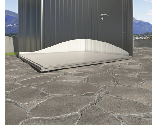 Abri de jardin métallique avec plaque de base sur terrasse en pierre