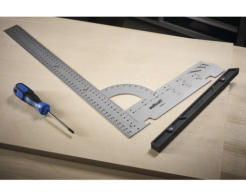 Wolfcraft 5206000 Multifunktionswinkel mit Schraubendreher auf einer Holzplatte