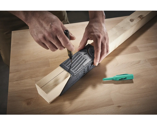 Eine Person verwendet eine Winkelmesslehre und einen Stift, um eine Linie auf ein Holzstück zu zeichnen.