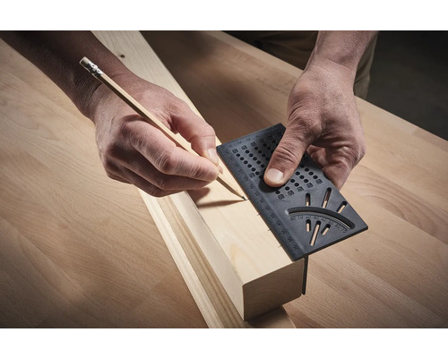 Eine Person markiert ein Holzbrett mit einem Winkelmesser und einem Bleistift.