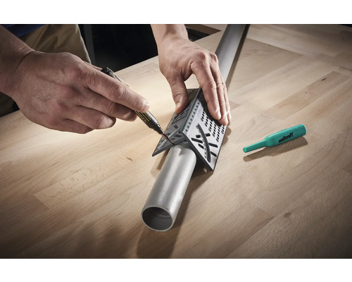 Eine Person markiert ein Rohr mit einem Universalwinkel und einem Stift.