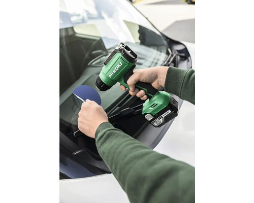 Akkubetriebenes Heissluftgebläse von HiKoki im Einsatz auf einer Windschutzscheibe