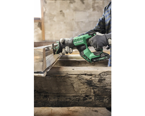 Akku-betriebene Säbelsäge beim Schneiden von Holz