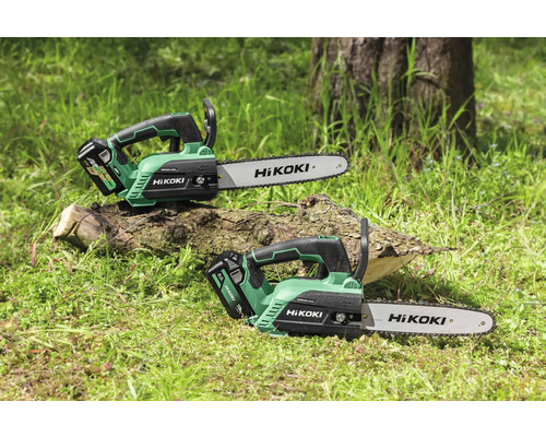 Zwei Akku-Kettensägen von HiKOKI im Garten auf Gras und Holz