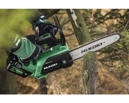 Akku Kettensäge beim Sägen eines Astes, Marke Hikoki
